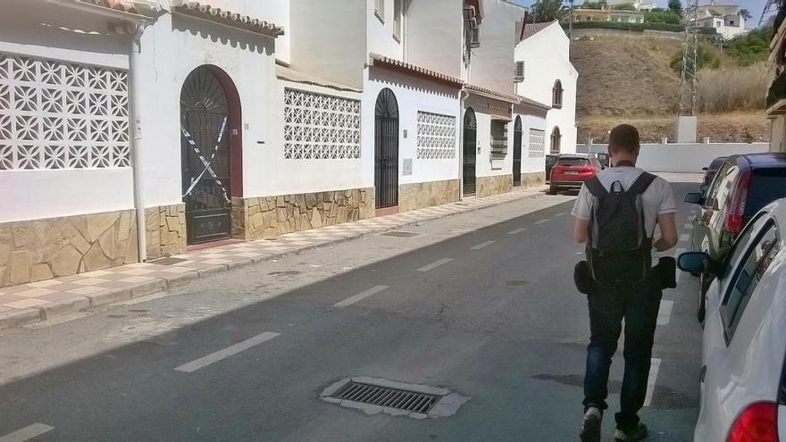 El inmueble donde se produjeron los hechos, situado en una de las calles más conocidas de la urbanización Colonia del Puerto.