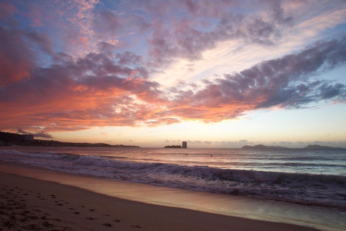 Un atardecer en la viguesa playa de Samil