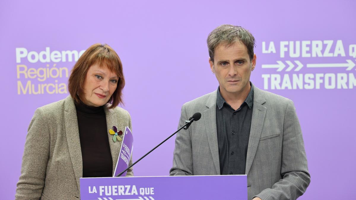 María Marín y Ángel Luis Hernández, portavoz regional y secretario de organización de Podemos, respectivamente.