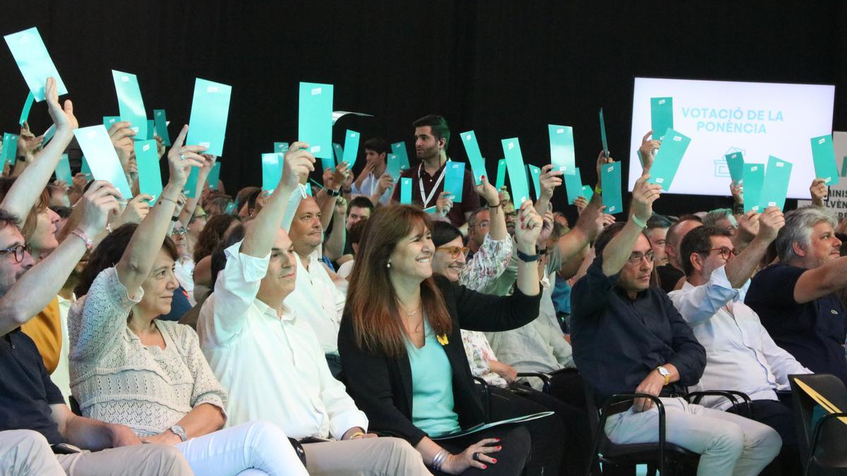 Los dirigentes de Junts, durante la votación de las ponencias del partido en el congreso de este fin de semana.