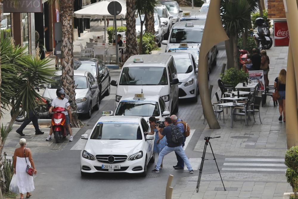 Los más de 80 taxis que trabajan en Torrevieja han parado de 9.00 a 12.00 y han realizado servicios mínimos gratuitos al Hospital y centros de salud