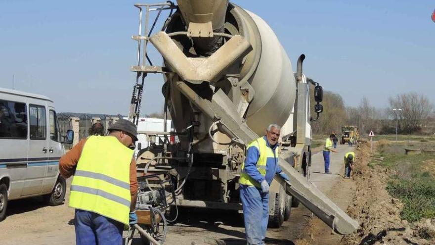 Trabajos de mejora de la carretera de Friera de Valverde.