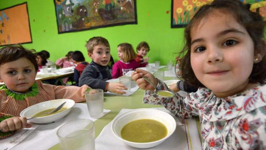 Escolares del CEIP Vidal Portela comiendo la crema de espárragos trigueros. // Gustavo Santos