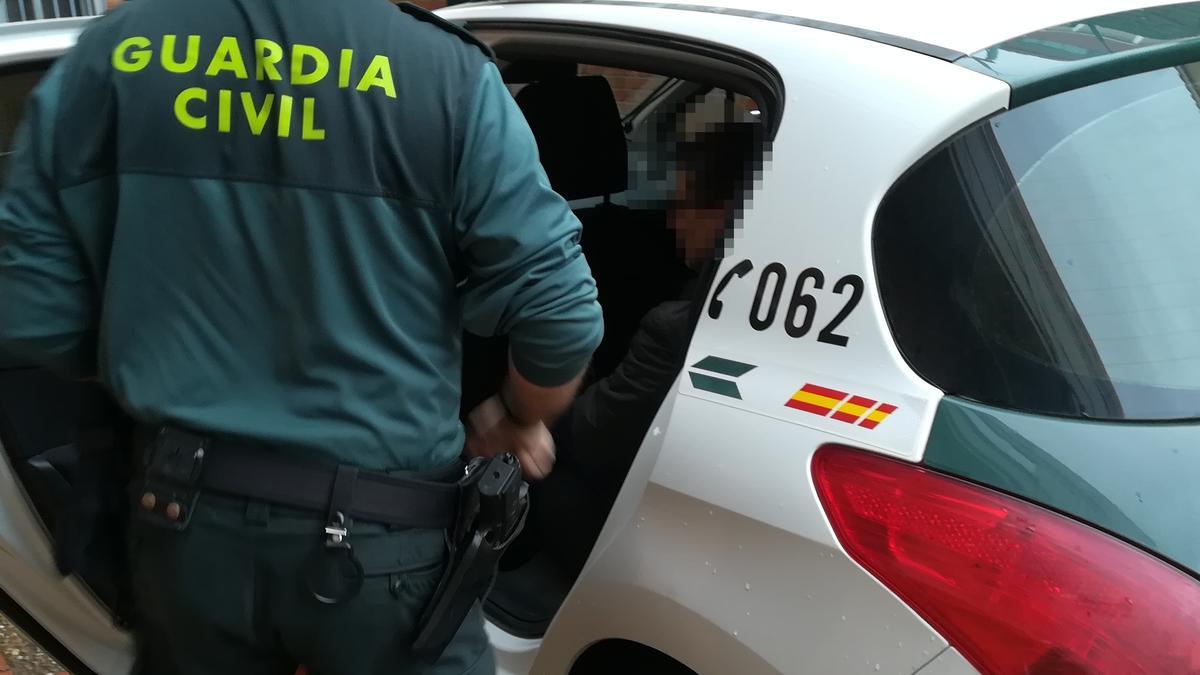 La Guardia Civil con un detenido dentro de un vehículo en una imagen de archivo.