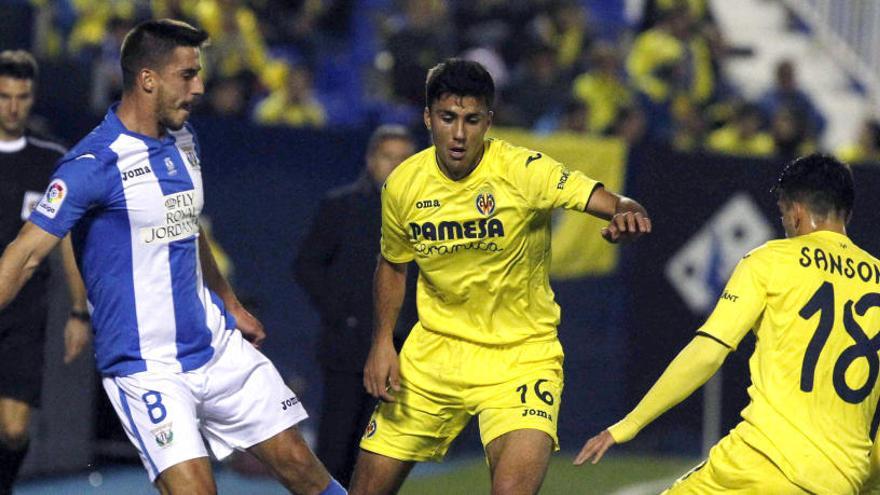 Pires, del Leganés, juega un balón ante Rodri y el italiano Sansone.