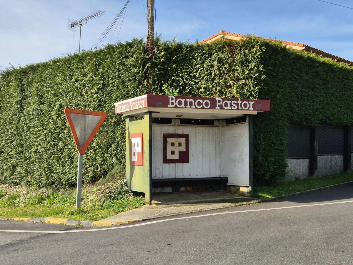 Marquesina con la imagen del Banco Pastor en la urbanización El Pinar, en Oleiros.