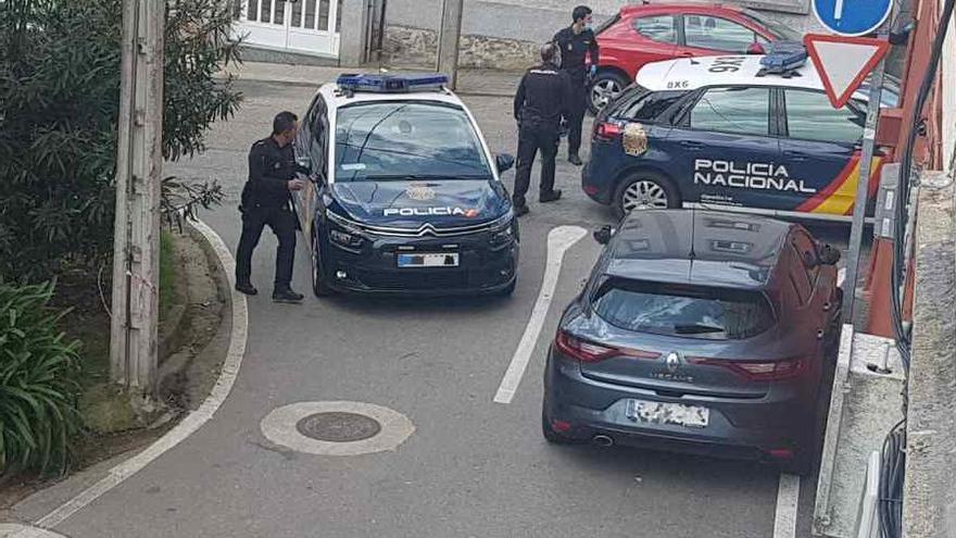 Dos de las tres patrullas de la Policía Nacional a su llegada al barrio vigués de A Salgueria. // A. B.