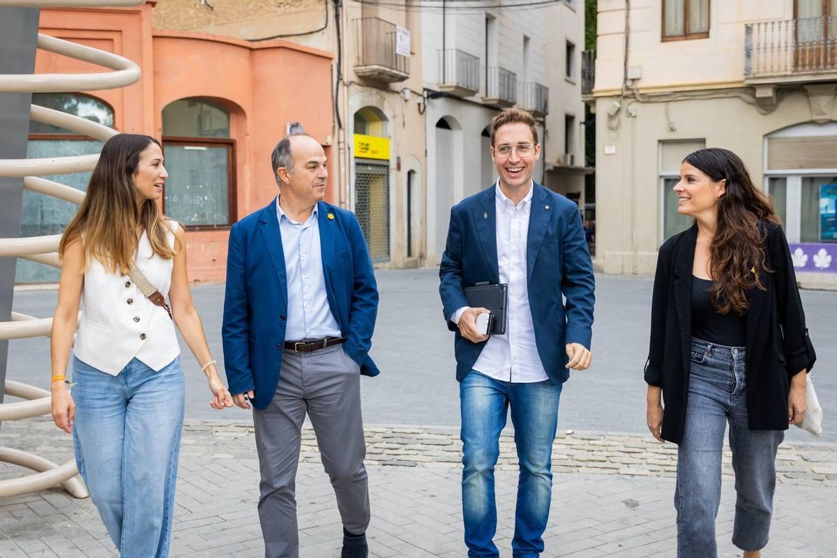 El secretario general de Junts, Jordi Turull, junto al alcalde de Figueras, Jordi Masquef. También en la fotografía, la vicepresidenta del partido Mònica Sales y la secretaria de organización, Judith Toronjo