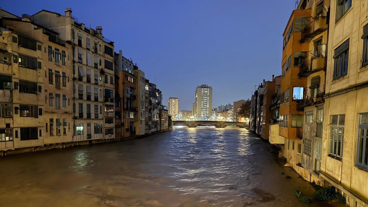 L'Onyar ple d'aigua al pas per Girona