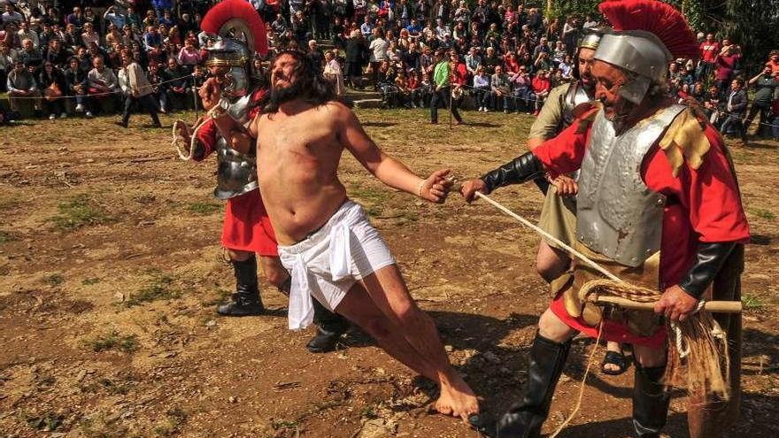 Los soldados romanos conducen a Jesús camino de la cruz. // Iñaki Abella