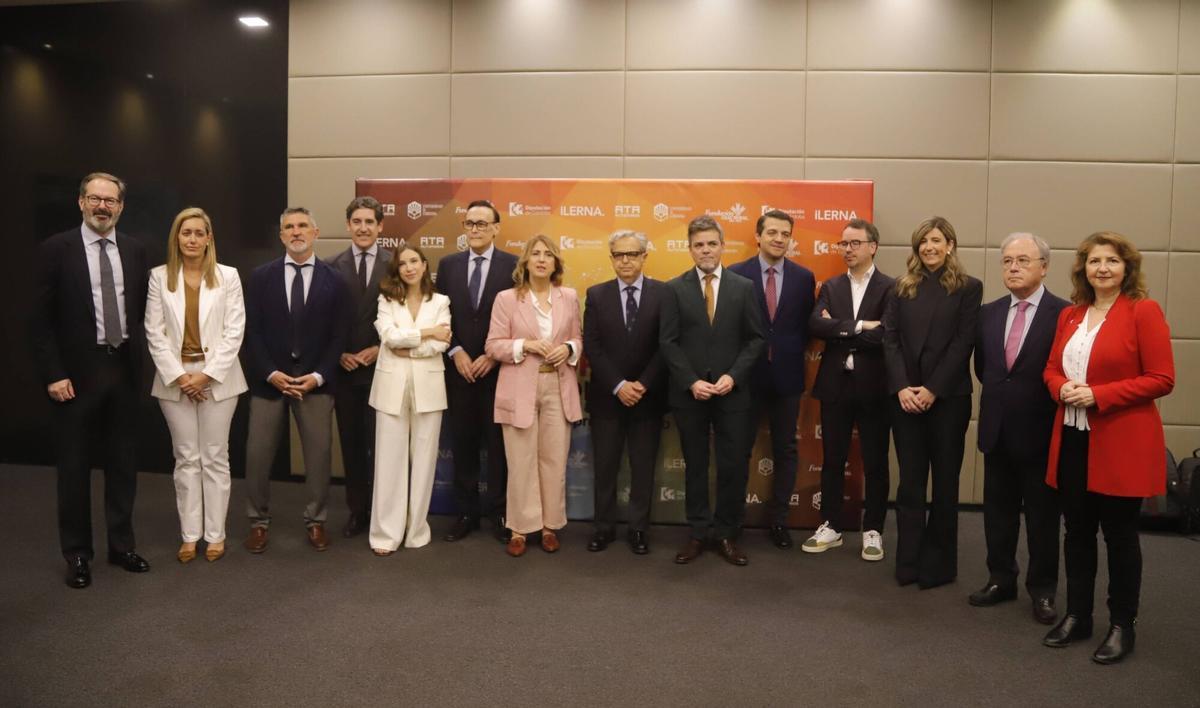 Autoridades políticas, empresarios y patrocinadores del foro CÓRDOBA Conecta sobre emprendimiento.