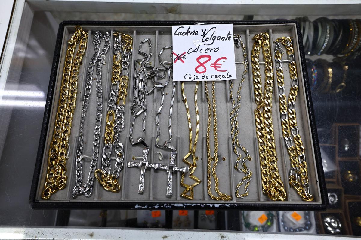 Regalos Izquierdo-Tello,  la tienda de toda la vida que dice adiós al barrio de Torrero: "Estamos aquí desde que se vendía a la antigua"