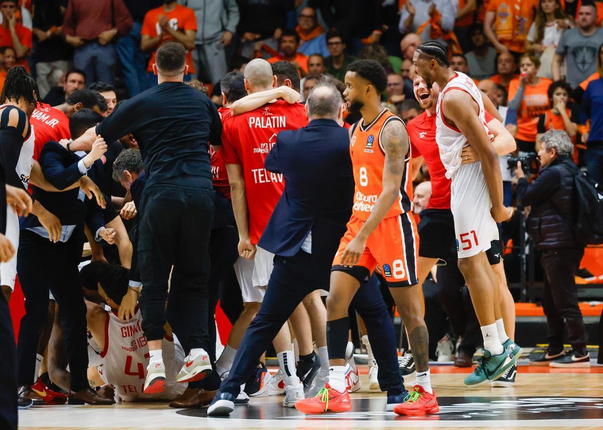 Incidentes en La Fonteta con los jugadores del Hapoel al final del partido