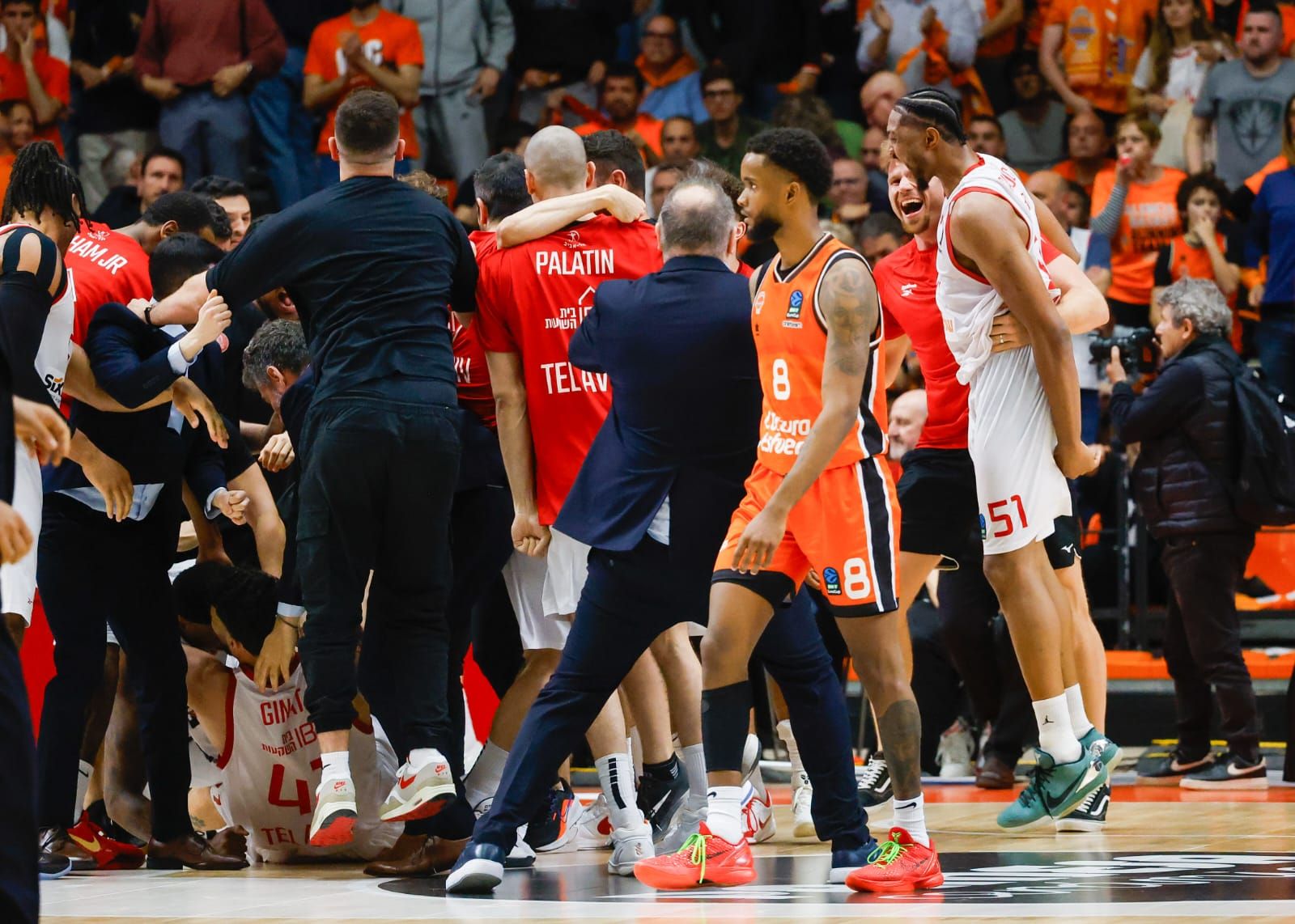 Incidentes en La Fonteta con los jugadores del Hapoel al final del partido