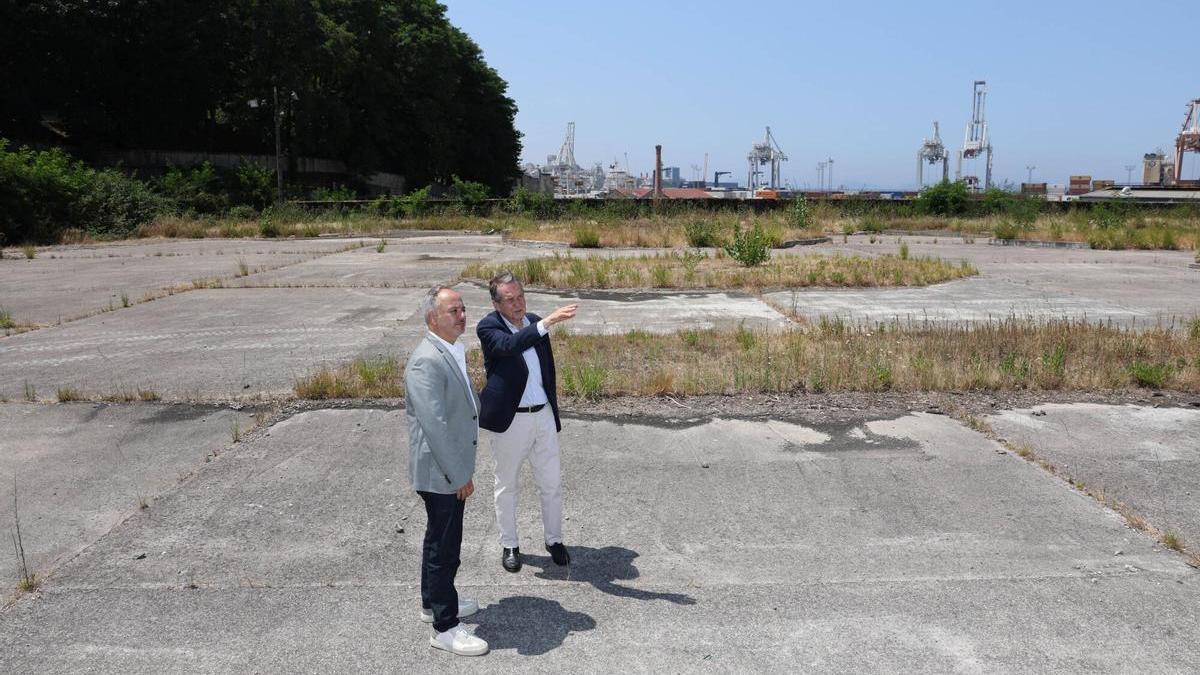 David Regades y Abel Caballero, en los terrenos de Guixar en los que se construirá el Vigo Arena.