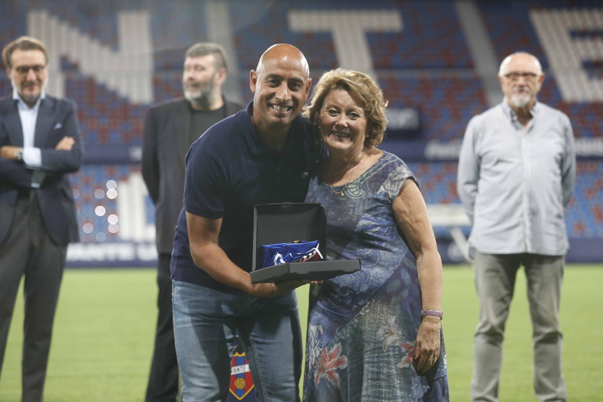 El Levante UD Iza la bandera con las peñas levantinistas