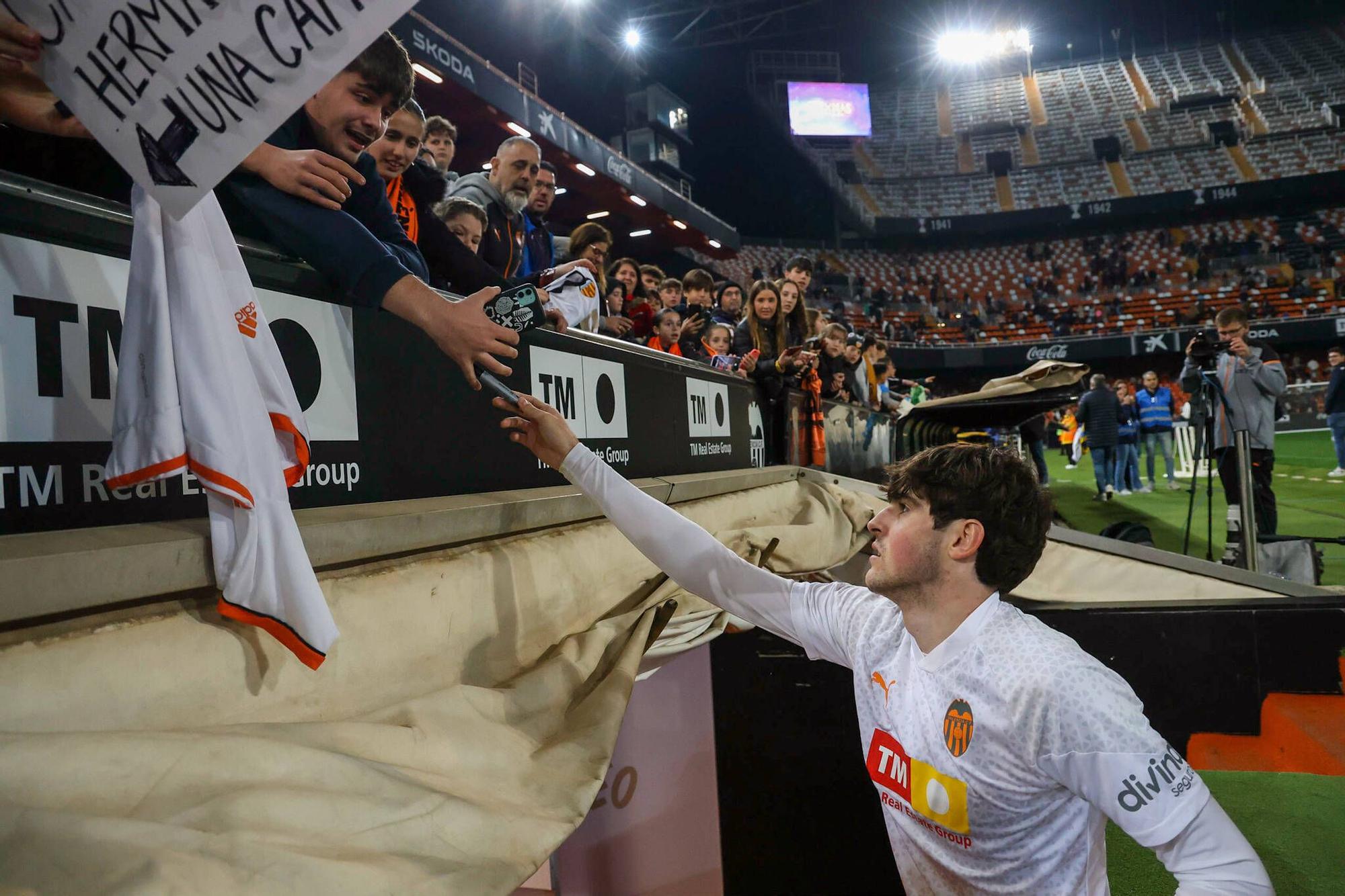 El Valencia volvió a los entrenamientos y lo hizo ante cerca de 15.000 aficionados, que dieron color a las gradas de Mestalla