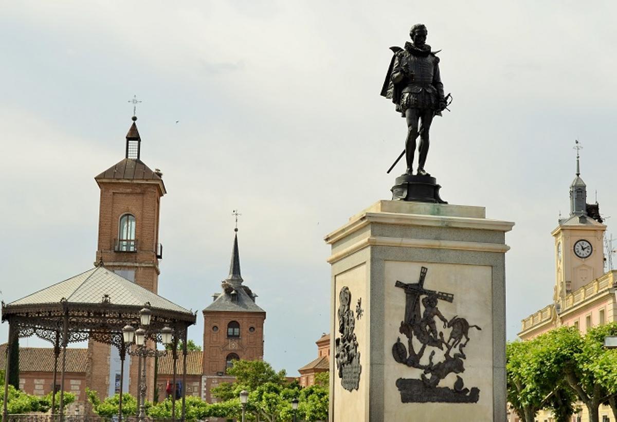 Al llegar a Alcalá de Henares, la visita continúa a pie por varios enclaves del casco urbano