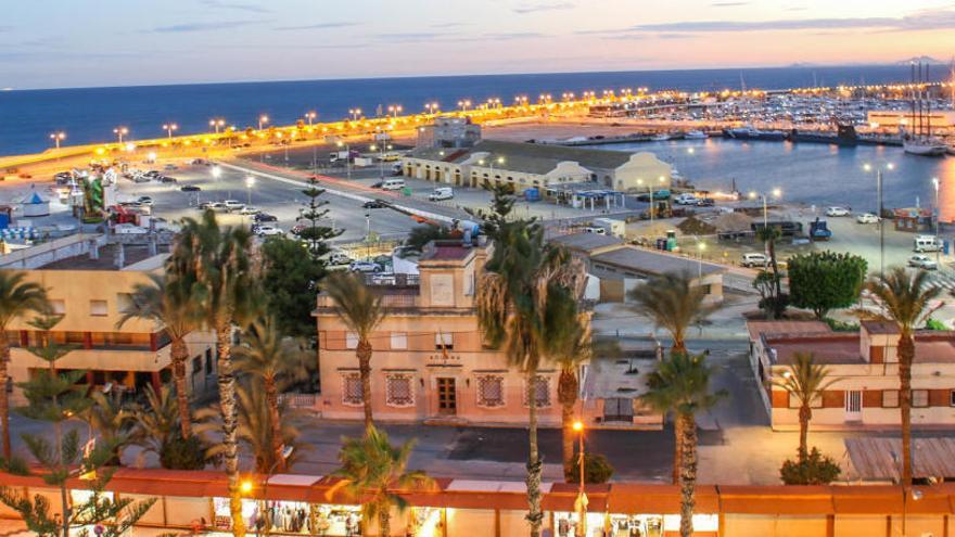 Imagen del interior del recinto portuario, que cuenta con una avenida central/Foto Tony Sevilla