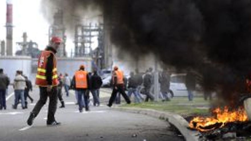 Francia llega a la sexta huelga con la protesta radicalizada en la calle