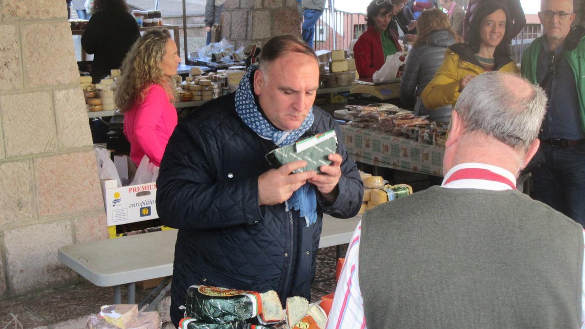 José Andrés, en el mercado de Cangas de Onís