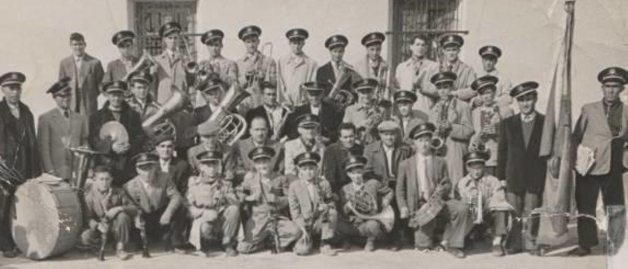 Los músicos de la banda de Camporrobles, en 1952.