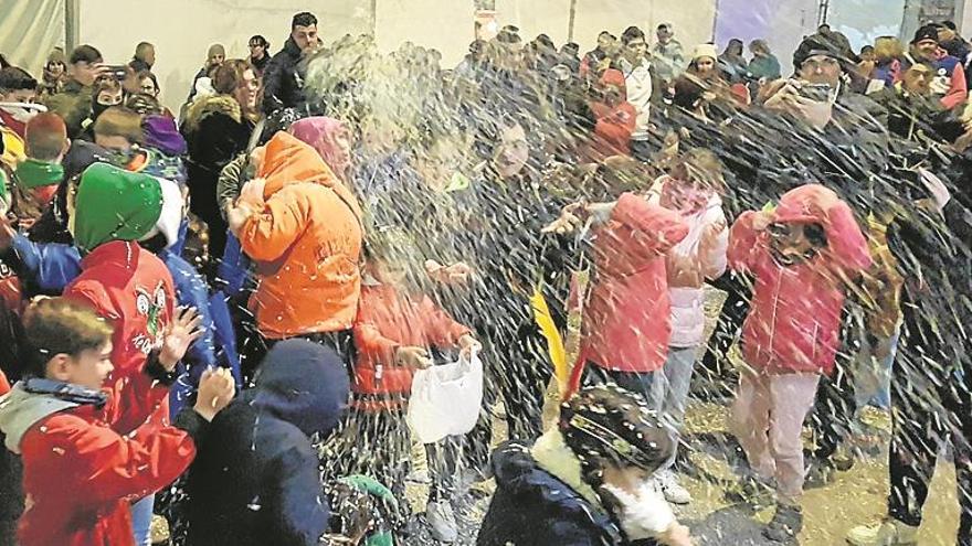 Mil kilos de confeti en una batalla multicolor que caldea el Carnaval