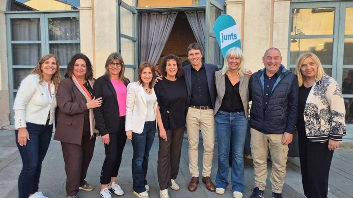 Ariadna Mateu, al centre, amb membres de Junts després de l’acte al Teatre de Salt.