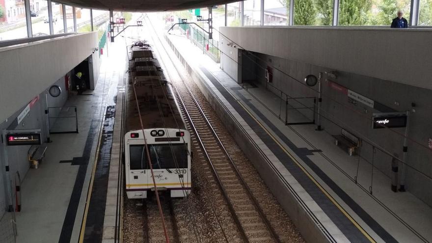 Un tren de pruebas para formar a los maquinistas que circularán por la línea, el pasado miércoles, en Sama. | M. Á. G.