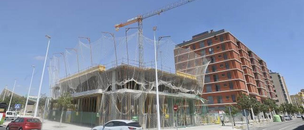 La estructura de un edificio de viviendas en construcción en la zona de El Corte Inglés de Elche, esta semana.