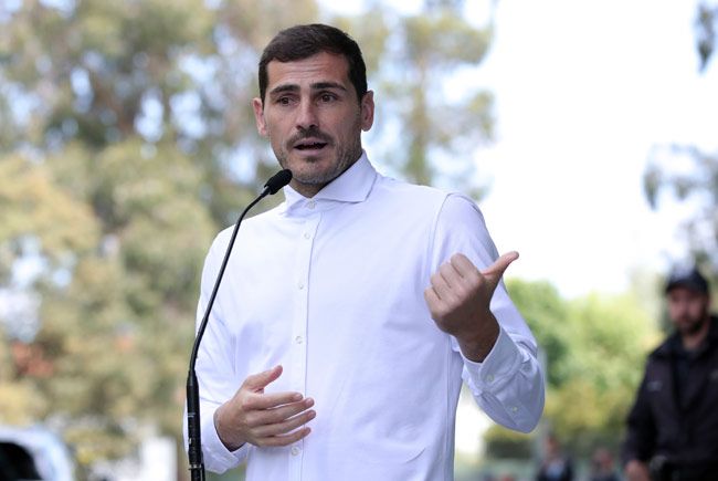 Iker Casillas se dirige a los medios congregados en el Hospital CUF Porto