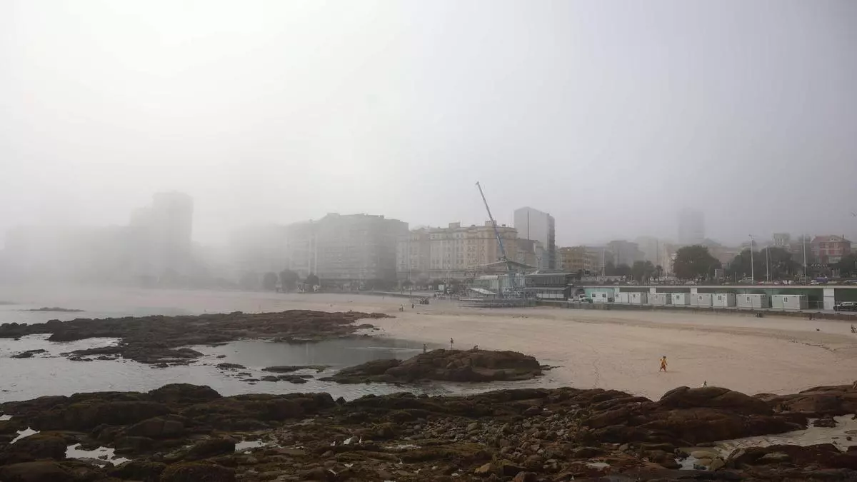 La niebla frena el calor en A Coruña