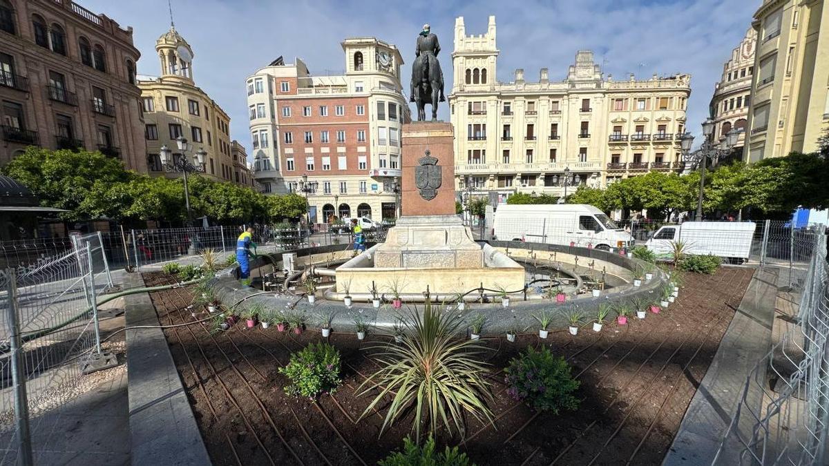 La fuente de Las Tendillas se rodea de un jardín con plantas y flores ...