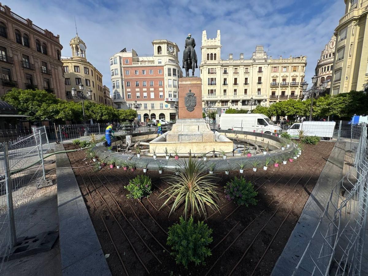 La fuente de Las Tendillas de Córdoba renueva su estética y se rodea de un jardín con plantas y flores de temporada