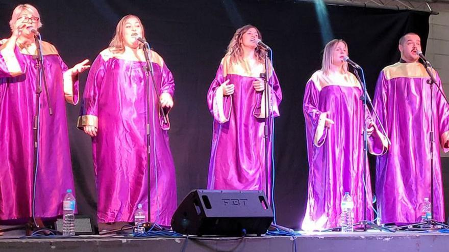 El grupo, compuesto casi todo por mujeres, actúo en el pabellón. | SERVICIO ESPECIAL