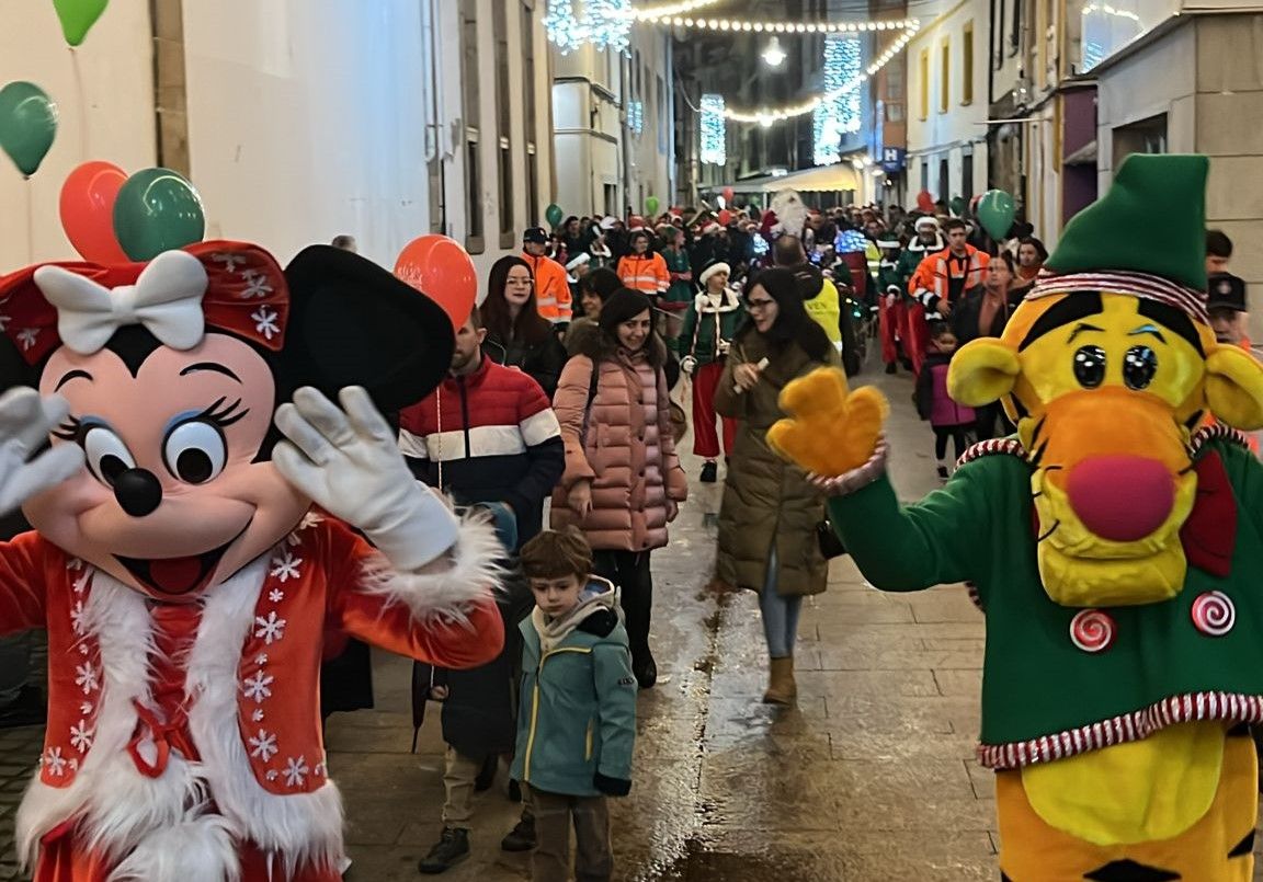 En imágenes: El espectacular desfile de Papá Noel por las calles de Luarca