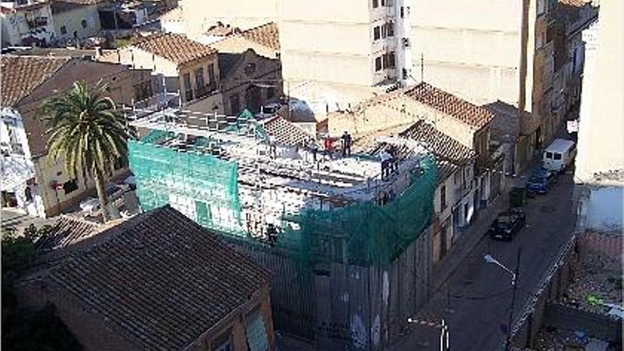 calle san pedro. Los operarios de la empresa de derribos están desmontando manualmente la casa de la palmera.