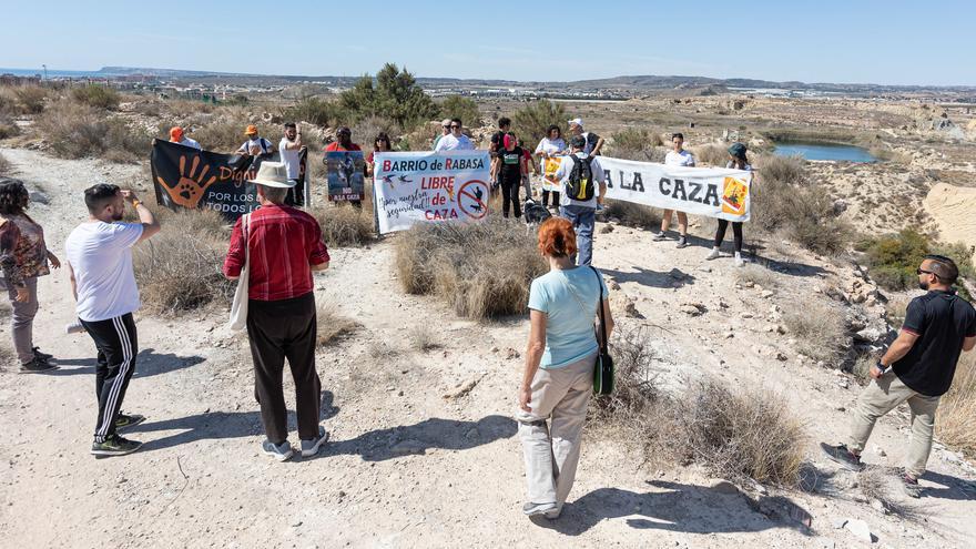 Asociaciones vecinales y ecologistas exigen que se deje de cazar con armas en montes y lagunas de Alicante