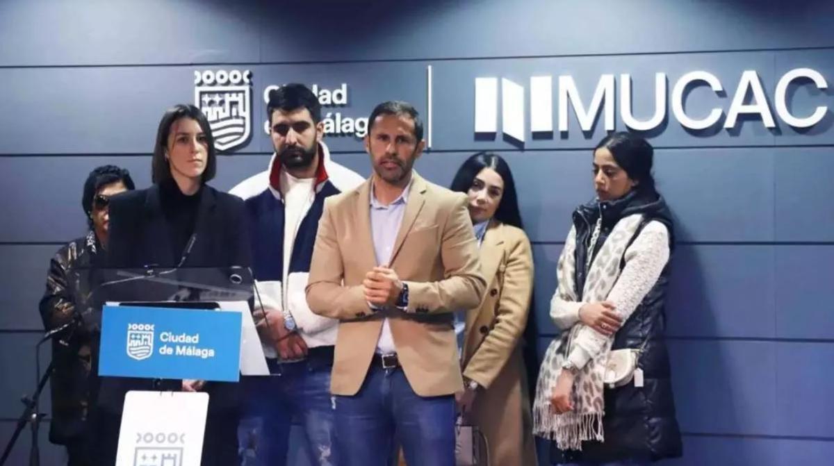 El abogado Samuel Tejada, junto a la familia del fallecido.