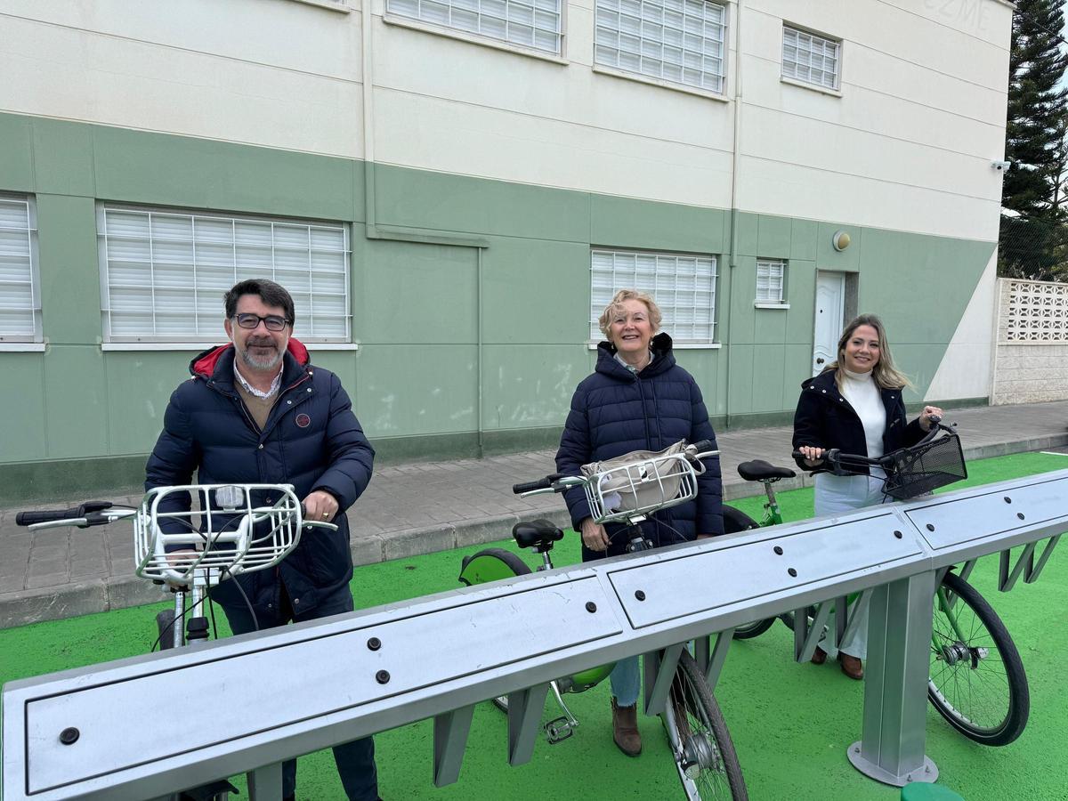 El alcalde y las ediles de Medio Ambiente e Industria, en la estación de Bicisanvi en el polígono industrial