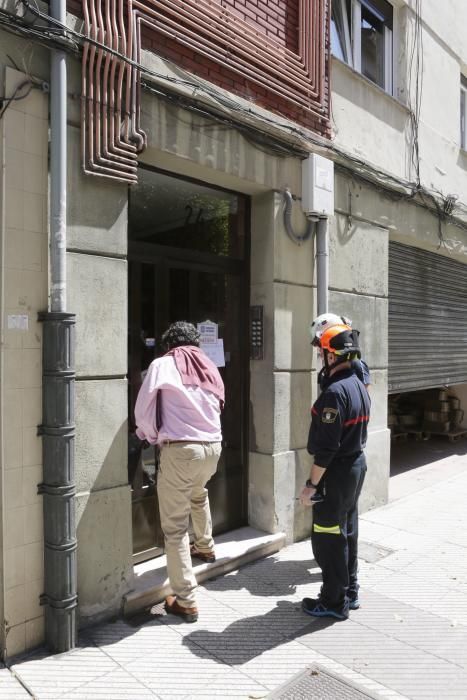 Vuelven vecinos desalojados en un barrio de Oviedo