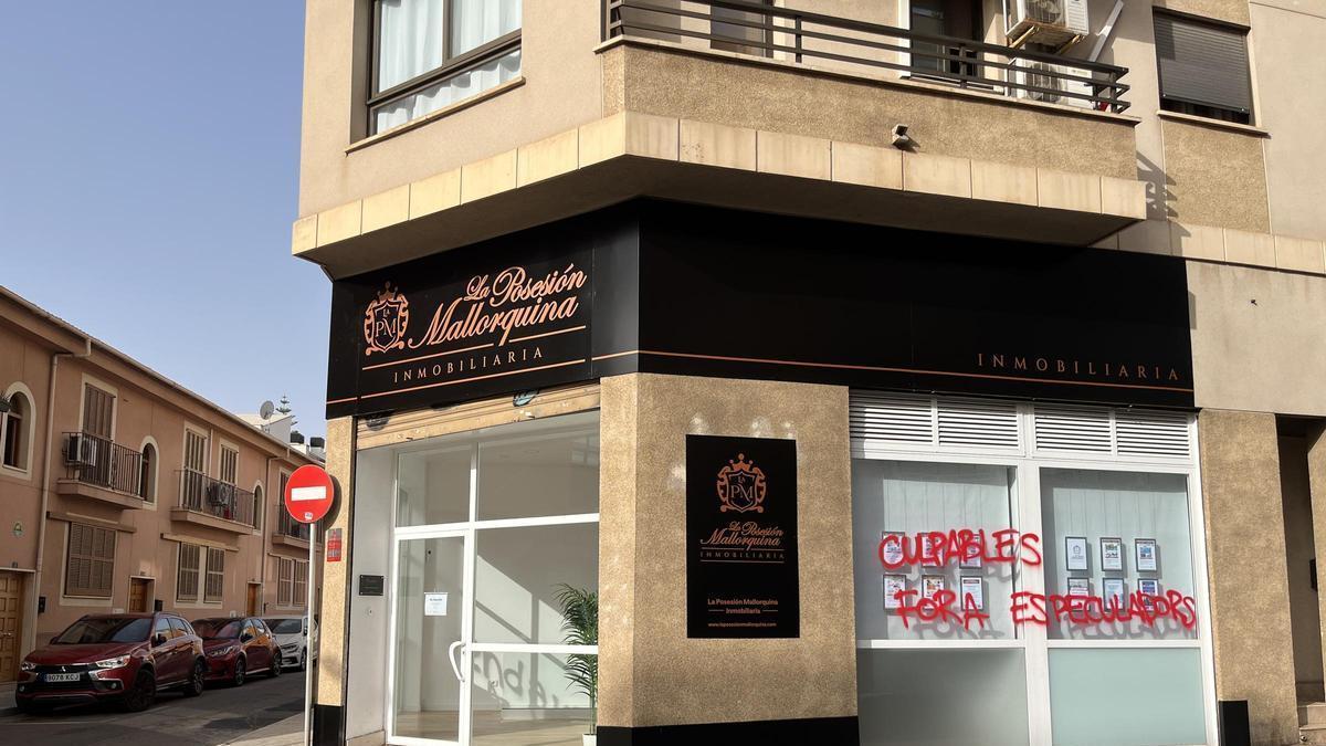 Un grupo independentista realiza pintadas en una inmobiliaria de Palma