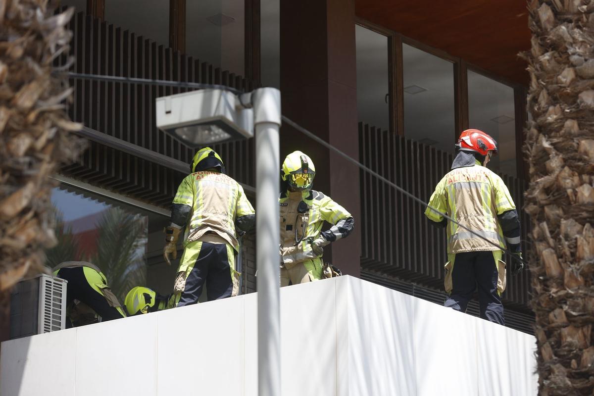 La rotura de cristales por la mascletà provoca heridas a una mujer en Luceros La rotura de cristales por la mascletà provoca heridas a una mujer en Luceros