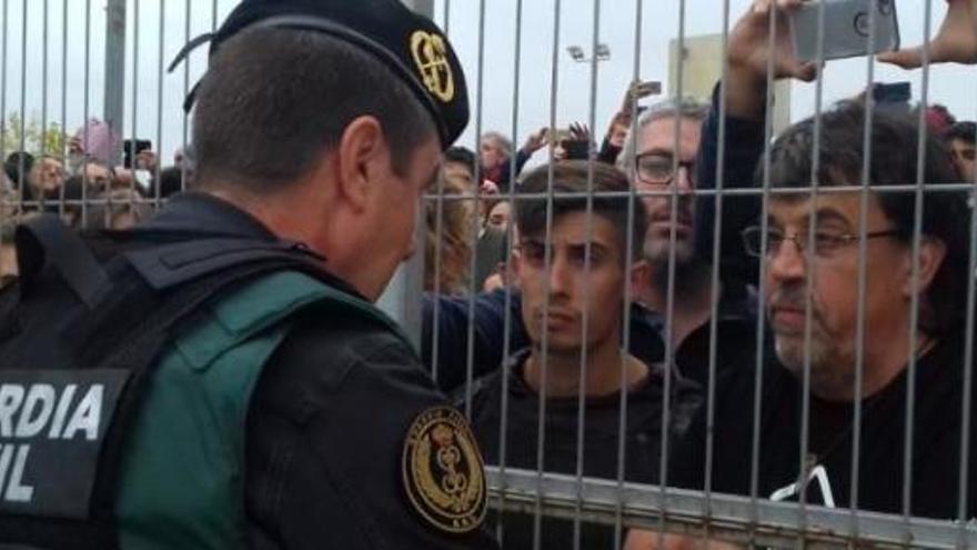 Els votants de l&#039;escola Joncadella, davant d&#039;un agent.