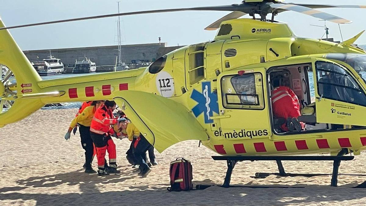 Les fotos del rescat d'una banyista a Blanes en ser arrossegada per una onada