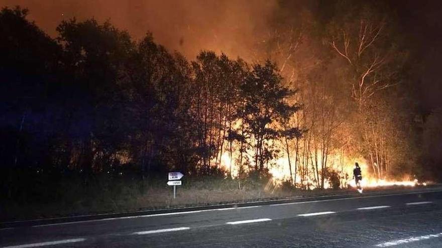 Un incendio quema de noche en Cadrón ocho hectáreas