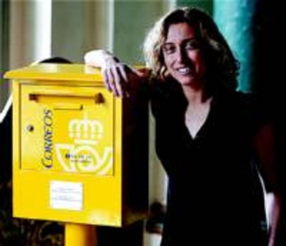 Emma Riverola, al costat d’una bústia de correus, a Barcelona. Emma Riverola, al costat d’una bústia de correus, a Barcelona.