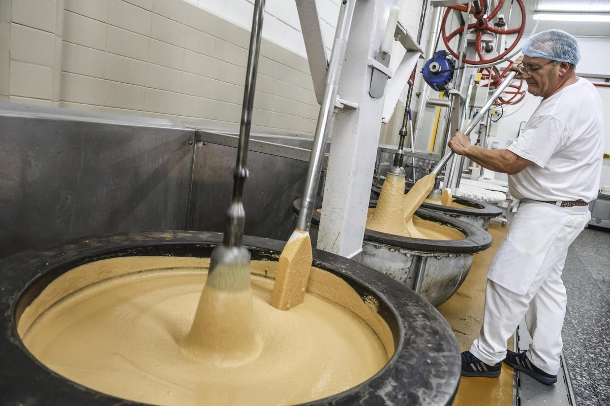Fabricación del turrón de Jijona esta semana en la planta de Picó