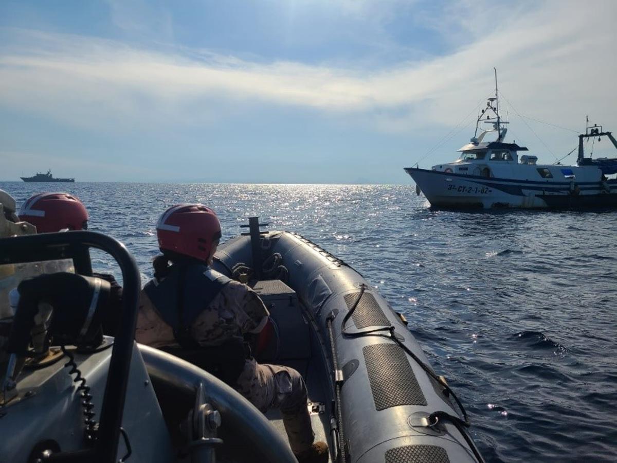 Una lancha de la Armada se aproxima al pesquero para asistir al herido.