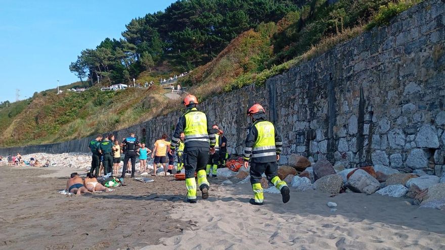 Espectacular accidente en la playa de Arnao: un ciclista de 38 años cae por la ladera y acaba en la arena